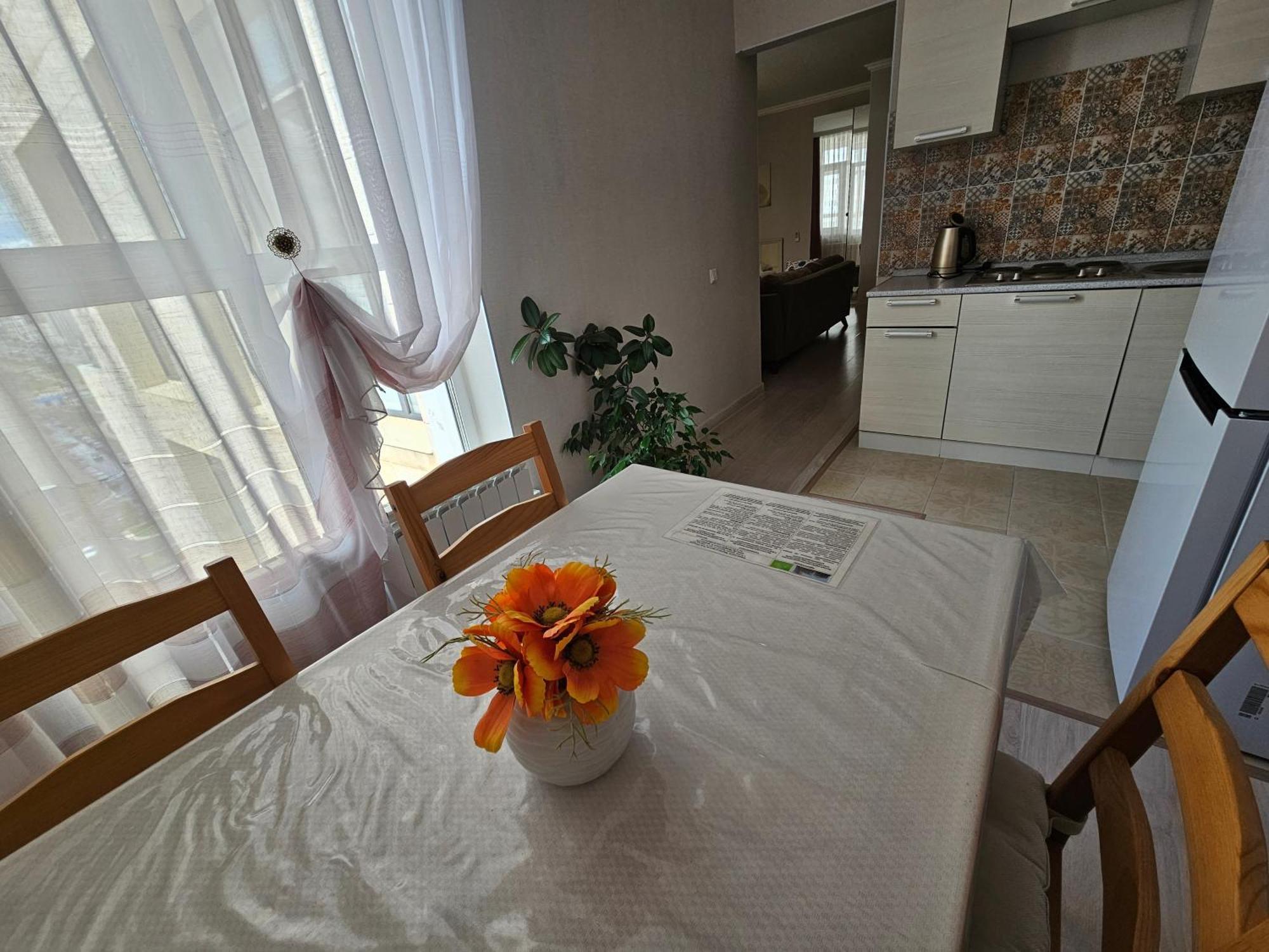 Ernaz Apartments: Promenade Expo